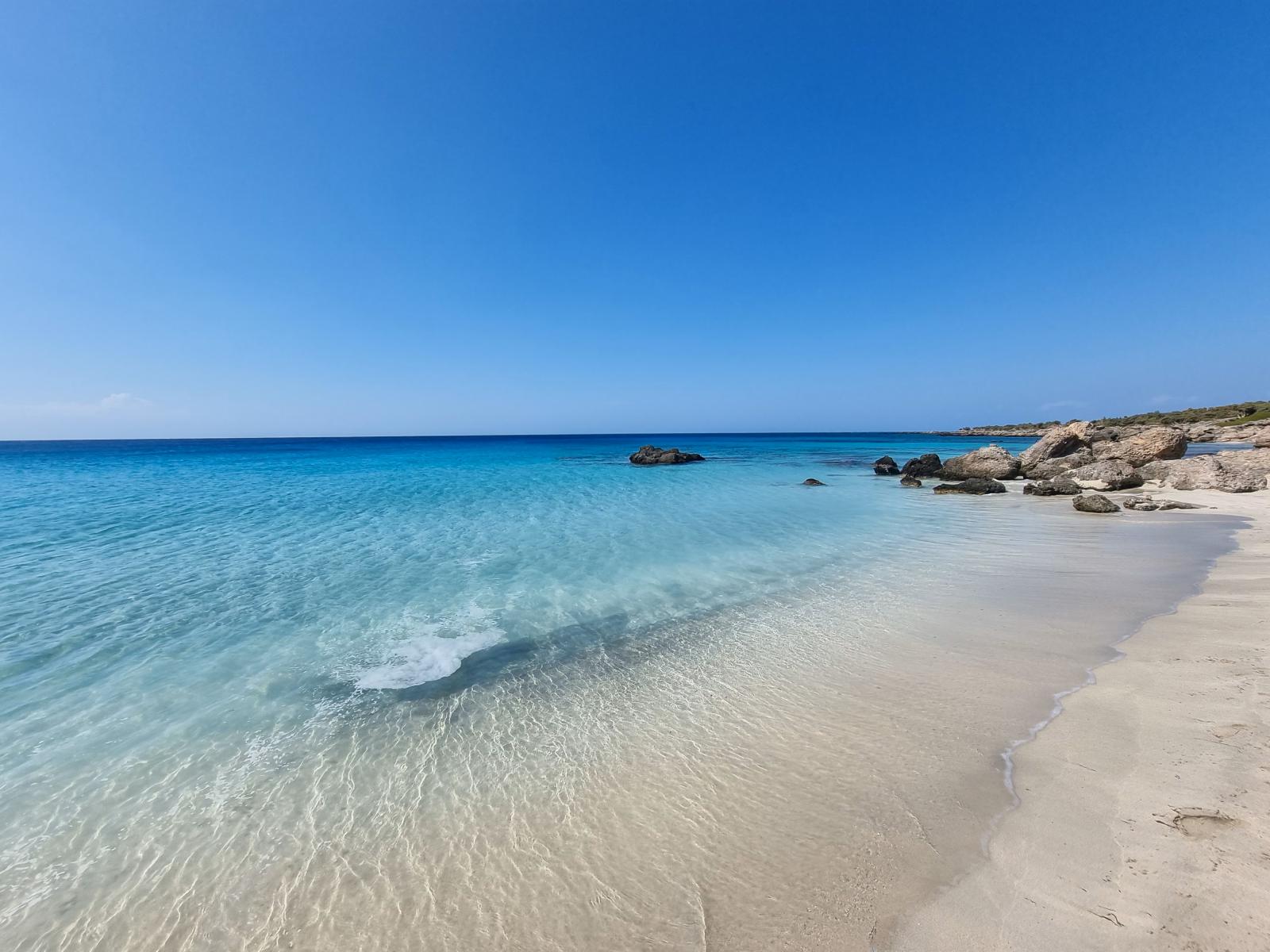  Sandstrand und ruhiges Wasser in der Coral Bay