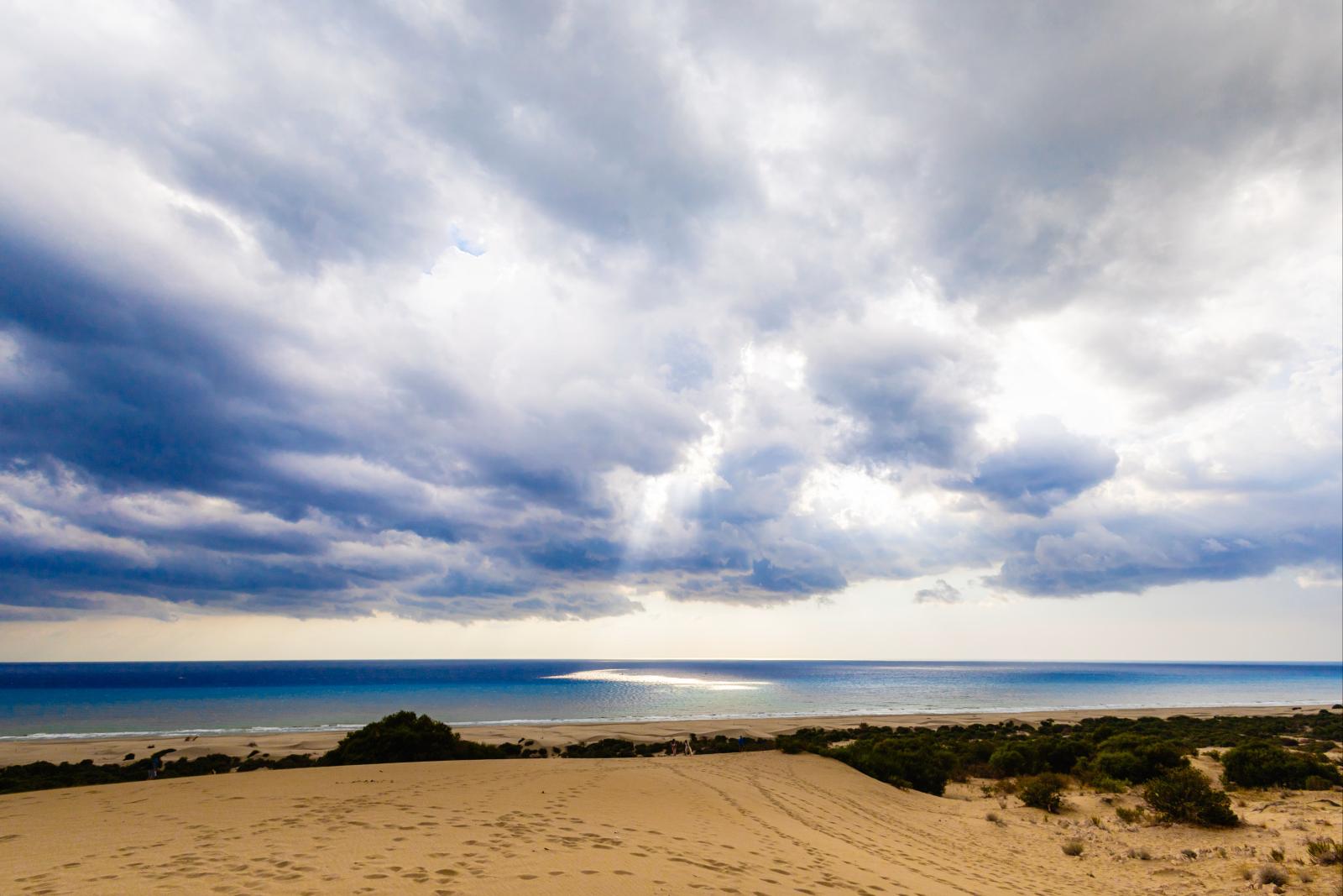 Naturbelassener Lara Beach mit goldenem Sand und türkisblauem Meer