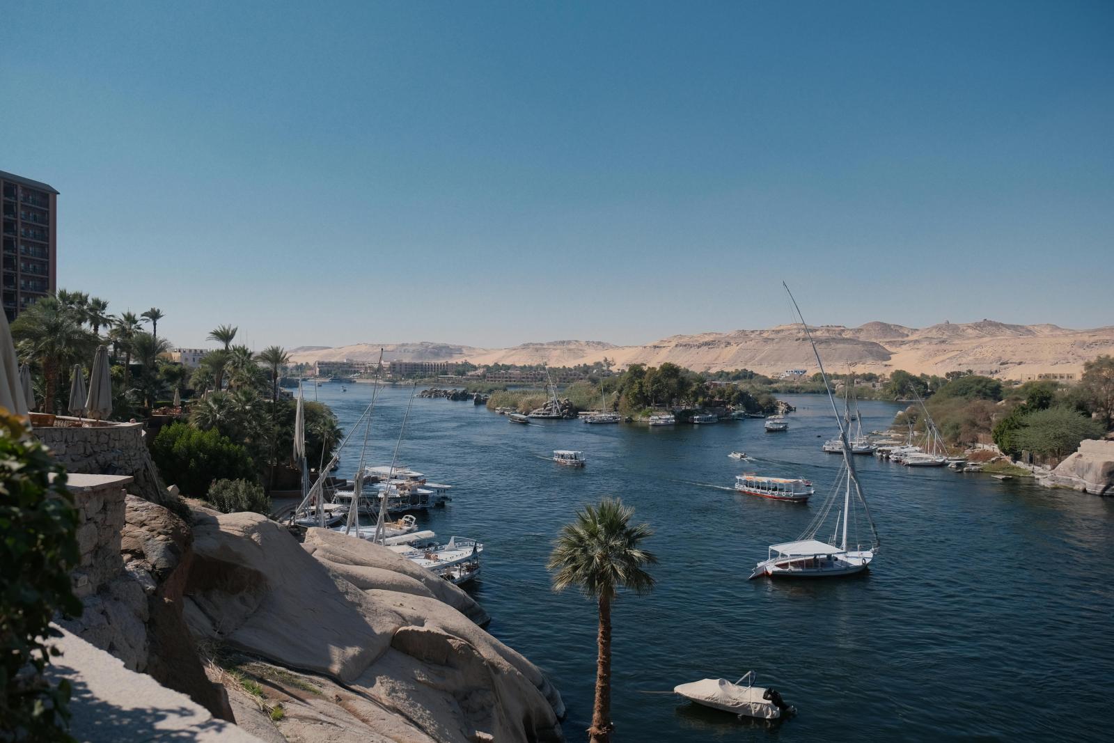 Nil mit Booten und Palmen bei Assuan in Ägypten