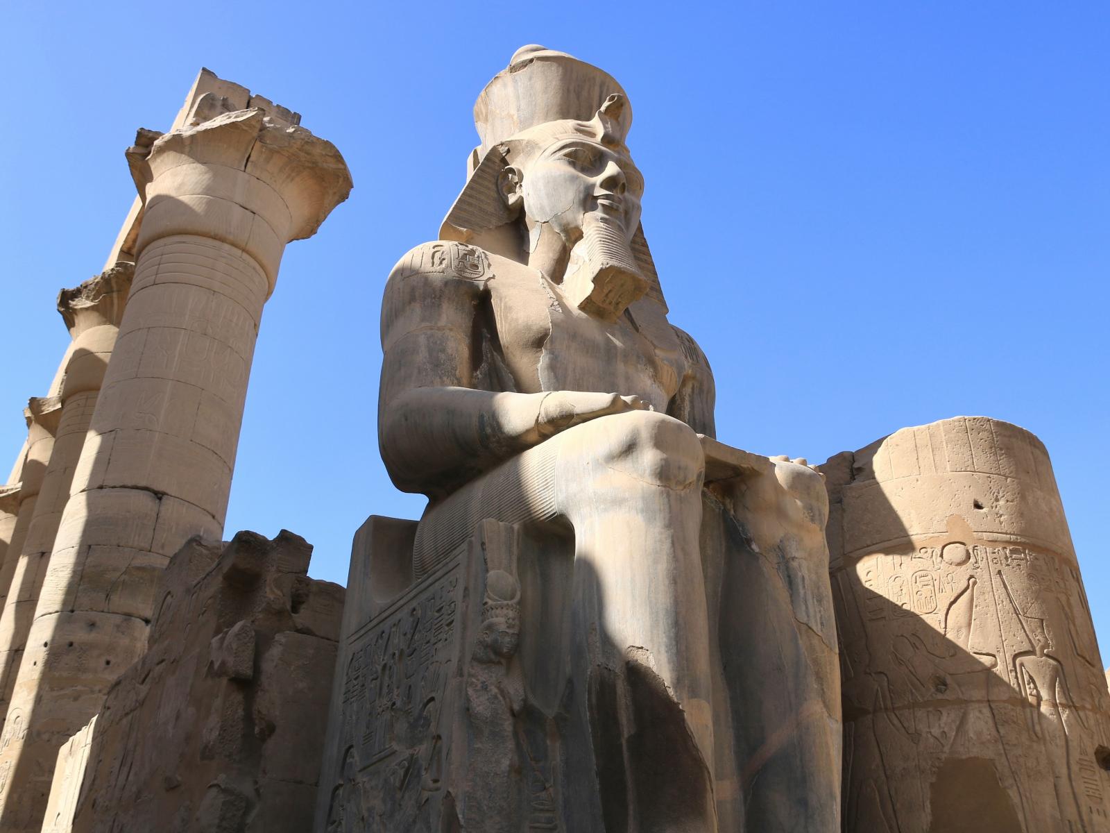 Statue und Tempelanlage in Luxor in Ägypten