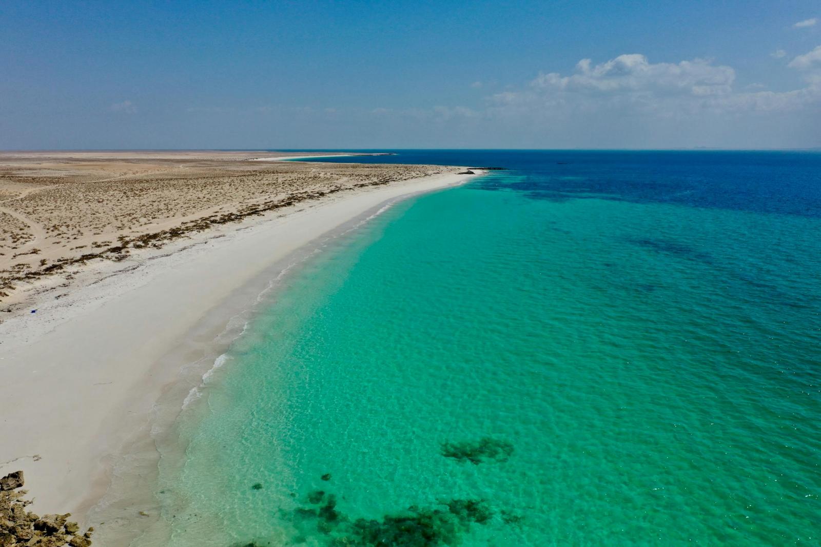 Strand und türkisblaues Meer bei Marsa Alam am Roten Meer