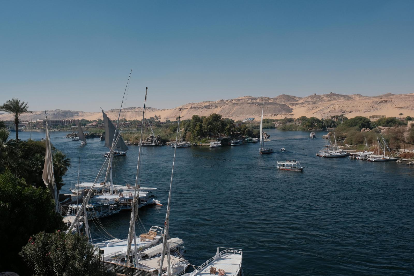 Boote und Flusslandschaft am Nil bei Assuan in Ägypten