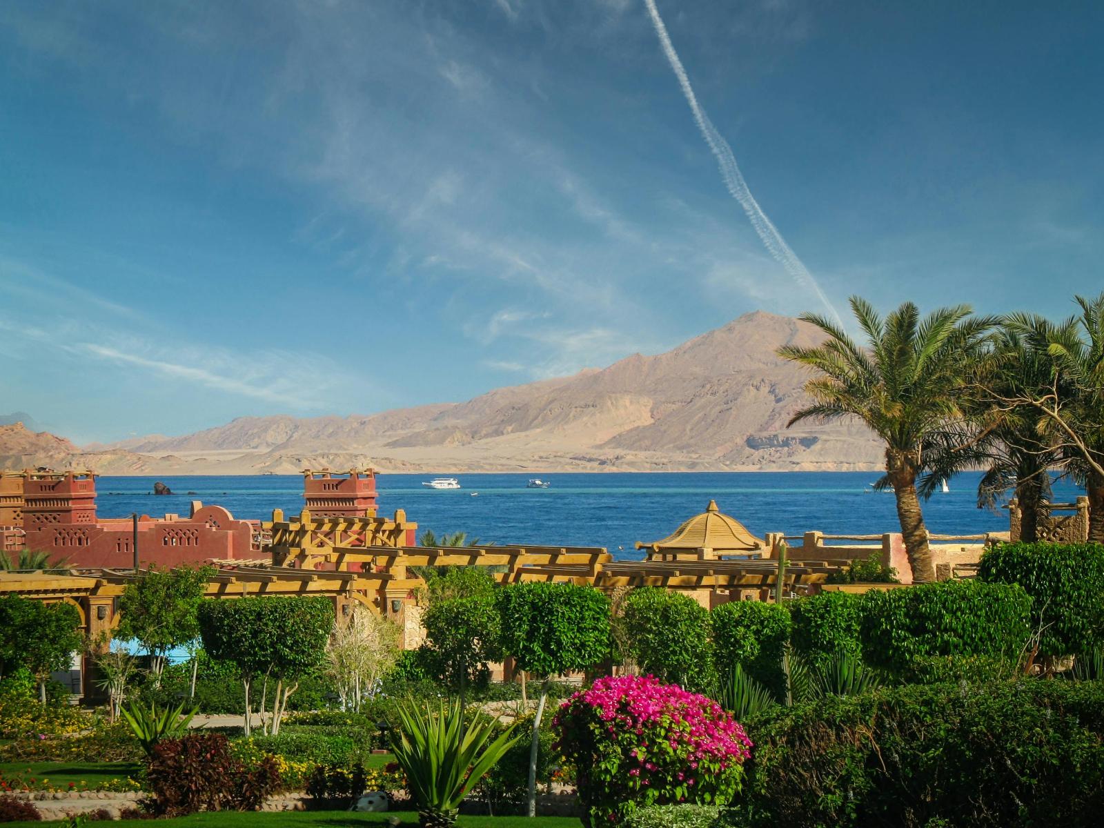 Resort mit Palmen und Bucht am Roten Meer in Ägypten