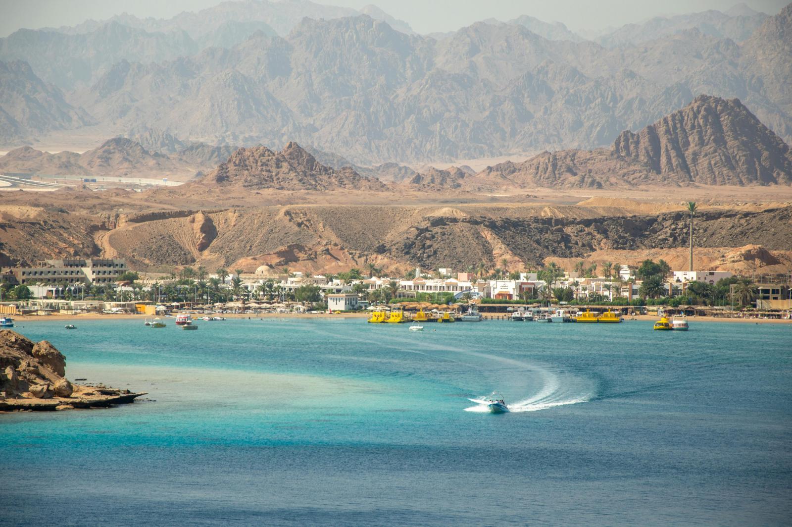 Bucht bei Sharm El Sheikh mit Rotem Meer und Sinai-Bergen