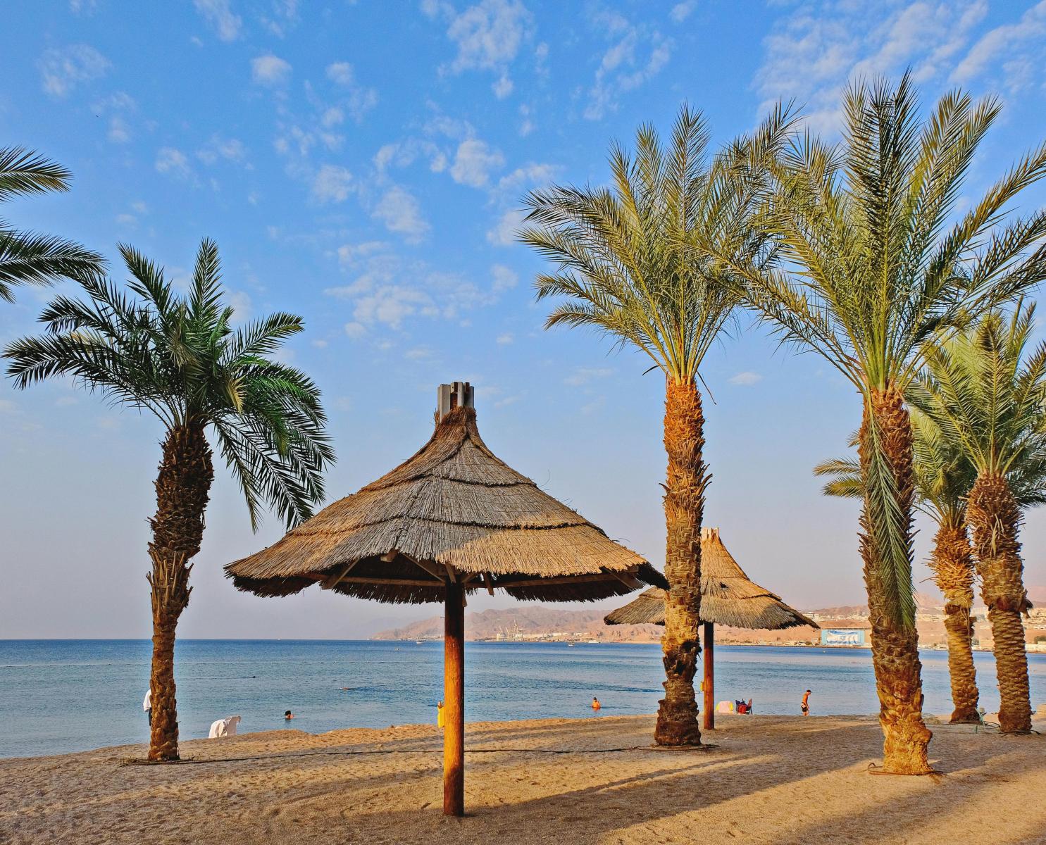 Resortküste mit Palmen am Roten Meer bei Hurghada