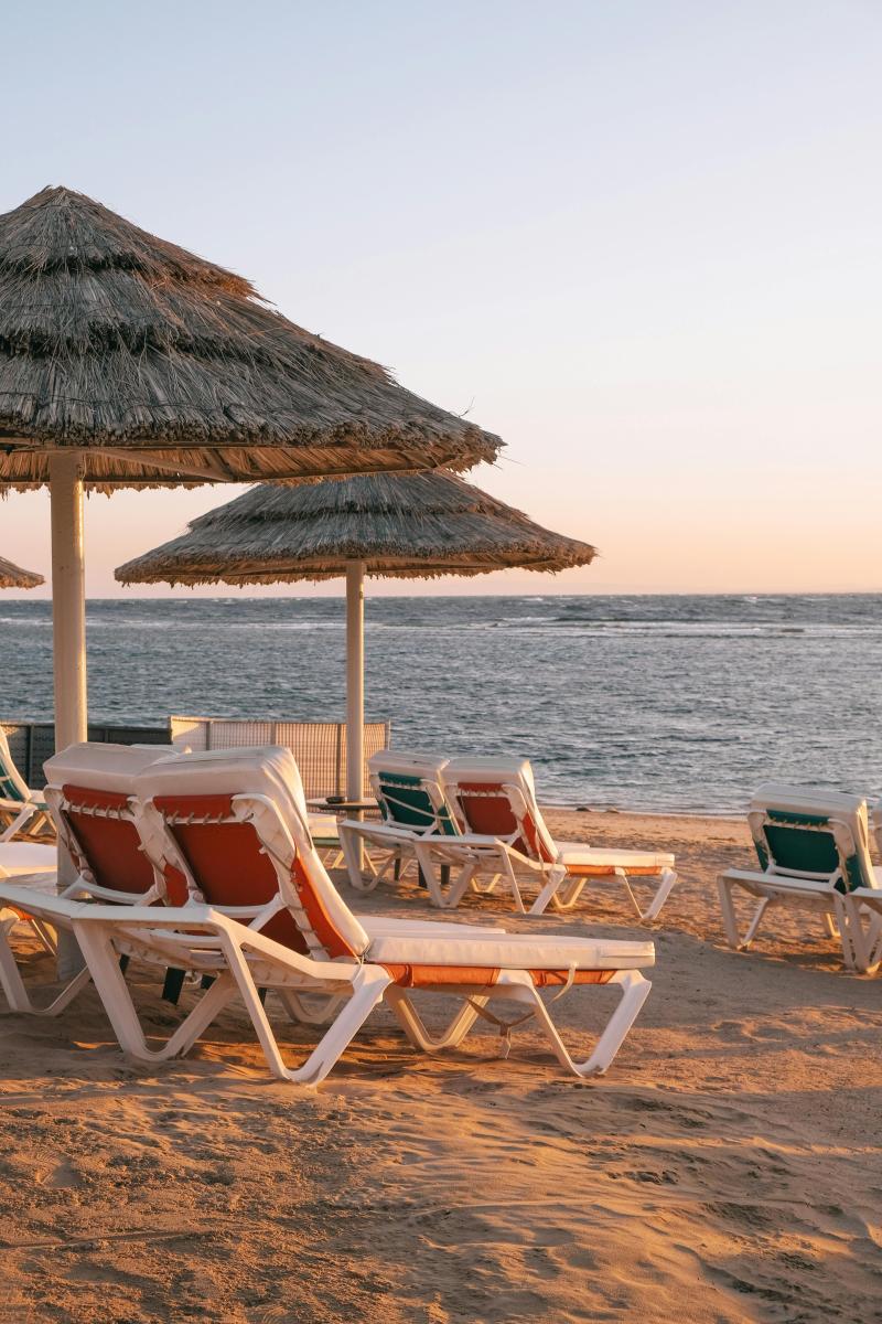 Strand mit Liegen und Sonnenschirmen in Hurghada am Roten Meer