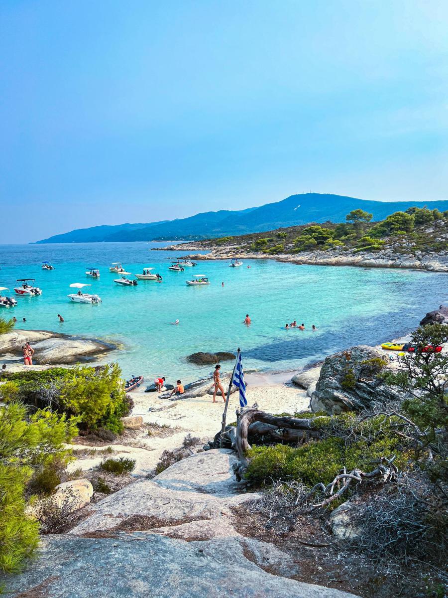 Chalkidiki Bucht mit Booten und klarem Wasser