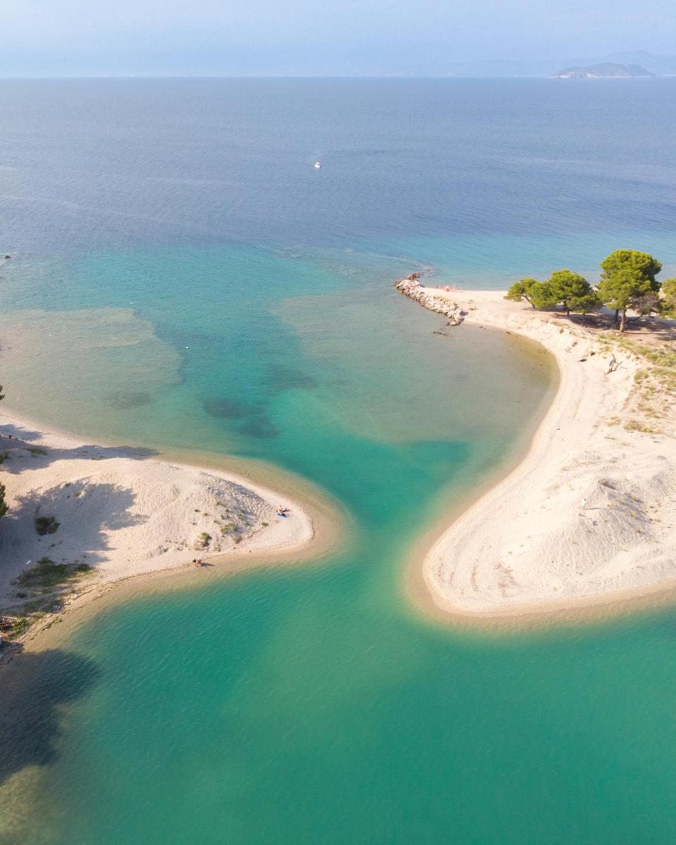 Chalkidiki Sandstrand Lagune mit türkisblauem Wasser