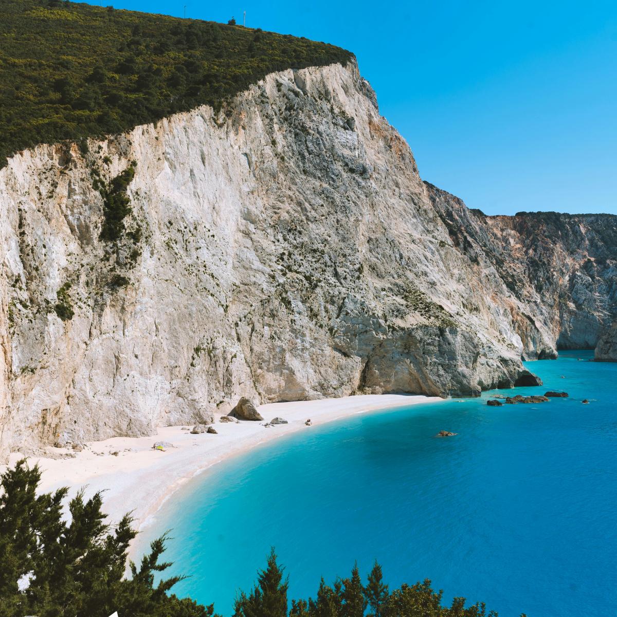 Griechenland Bucht mit Felsenstrand und türkisblauem Wasser