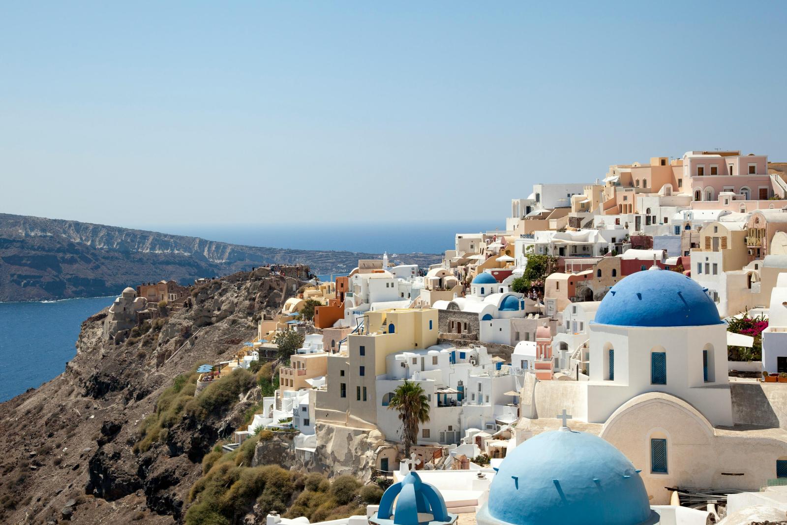 Griechenland Urlaub Santorini weiße Häuser und blaue Kuppeln