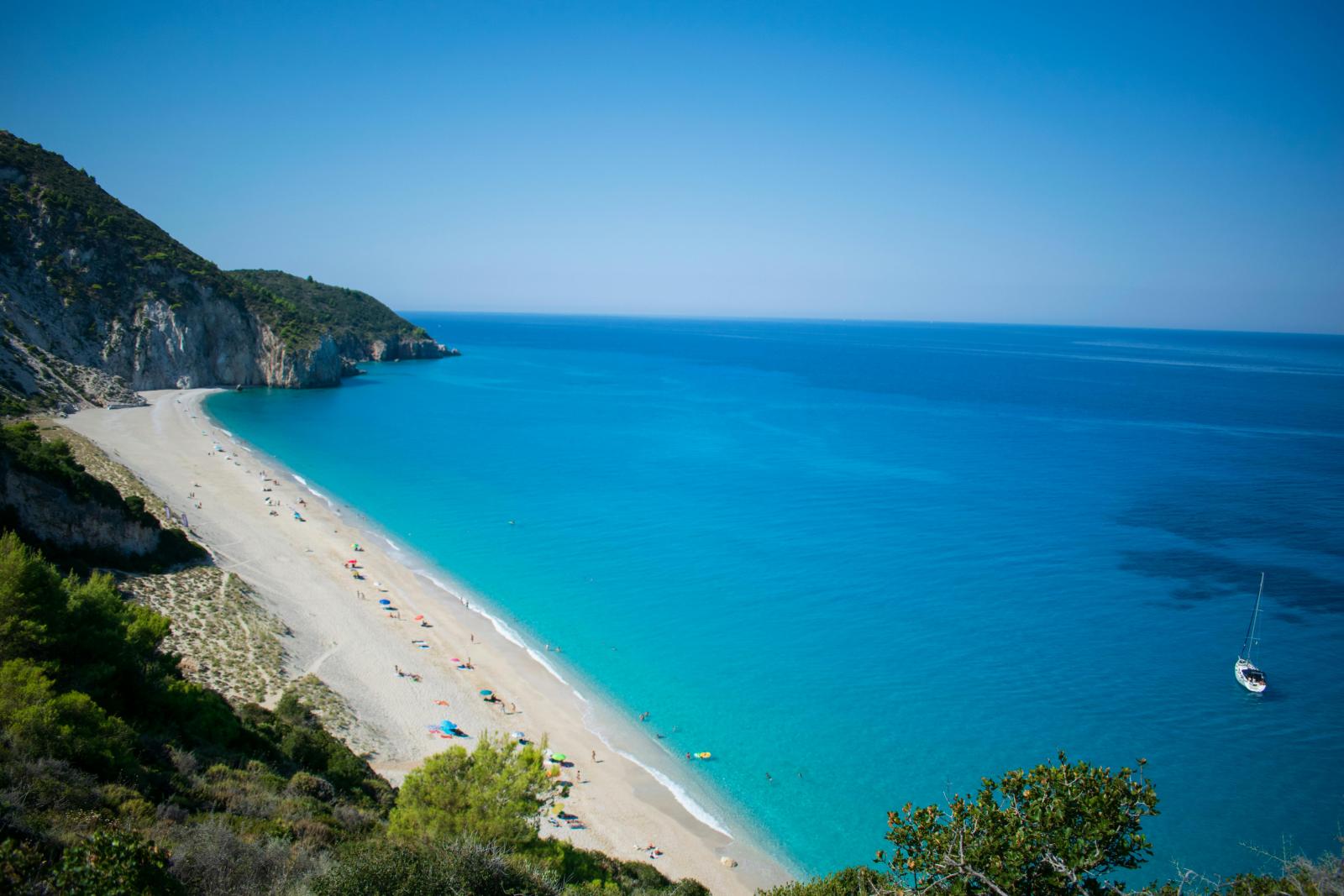 Griechische Inseln Urlaub mit Strand, Bucht und klarem türkisblauem Wasser