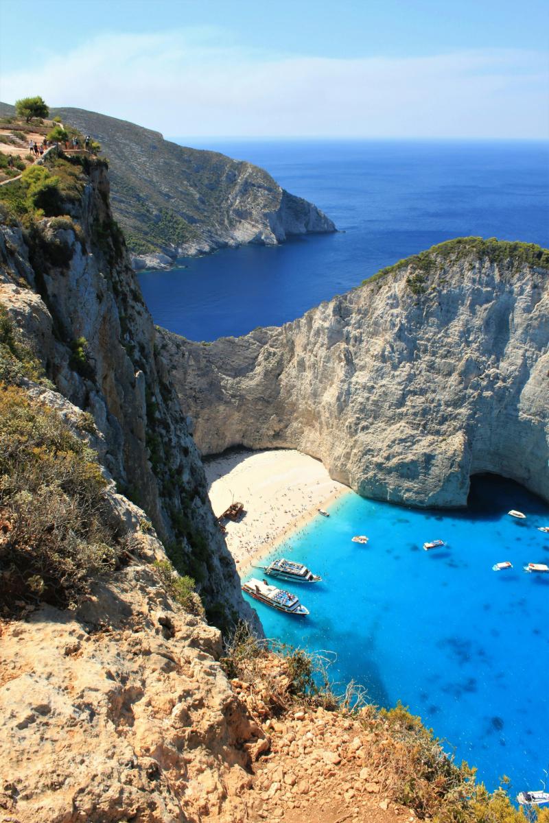 Griechische Inseln Urlaub mit Zakynthos Navagio Bucht und türkisblauem Meer