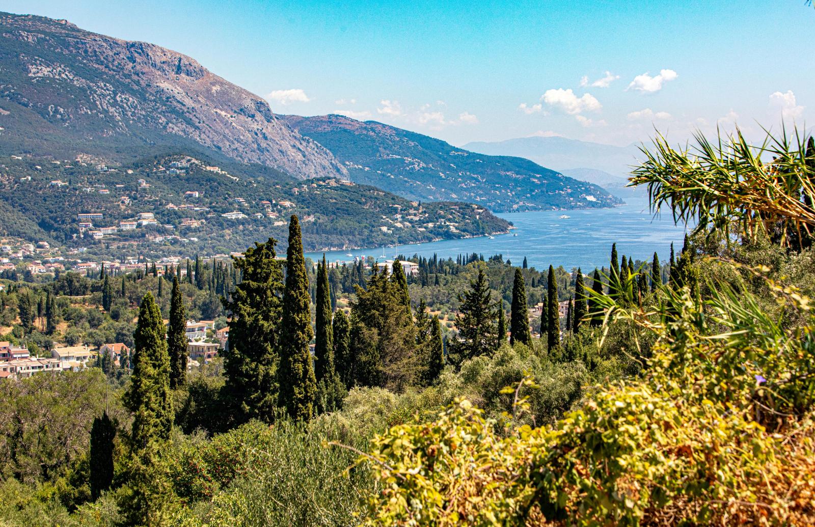 Korfu Urlaub mit grüner Küste und Meerblick