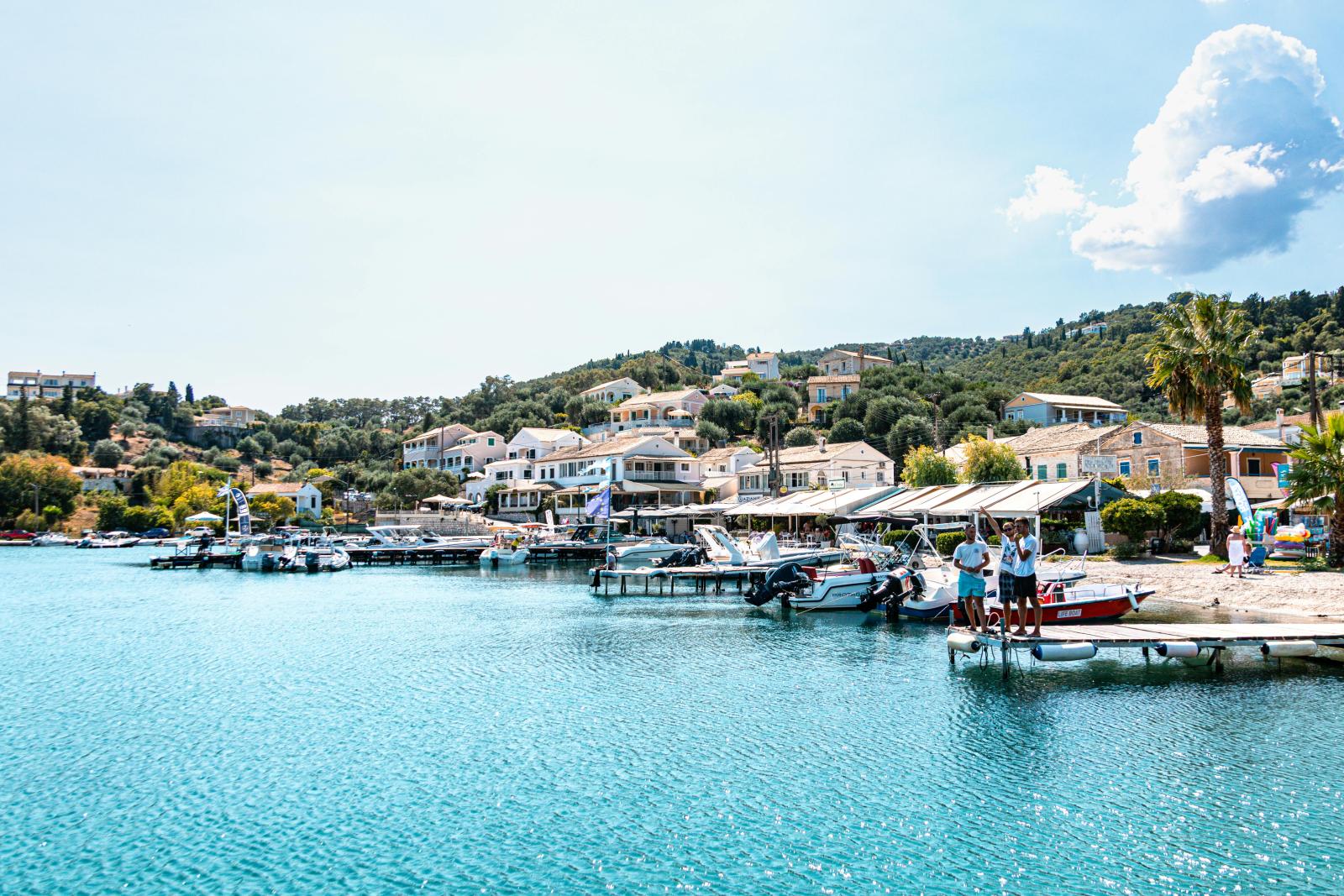 Paxi Hafen mit türkisblauem Meer bei Korfu