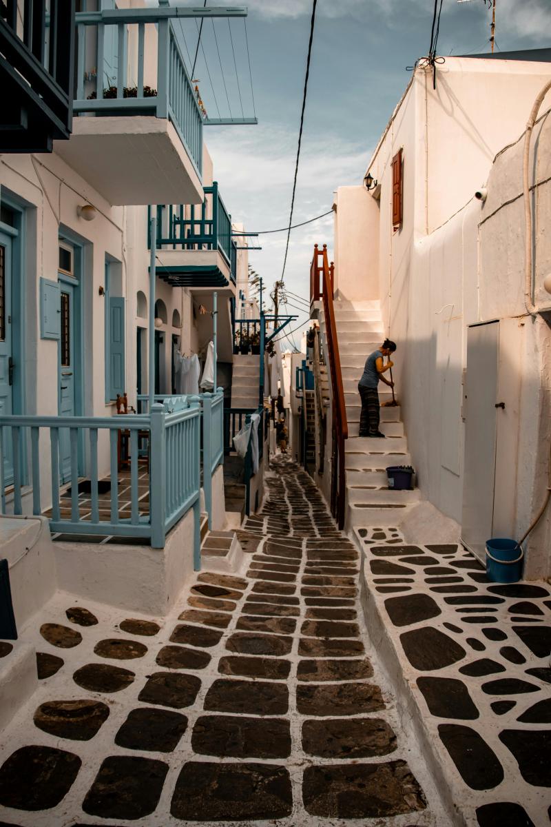Mykonos Altstadtgasse mit weißen Häusern und blauen Akzenten