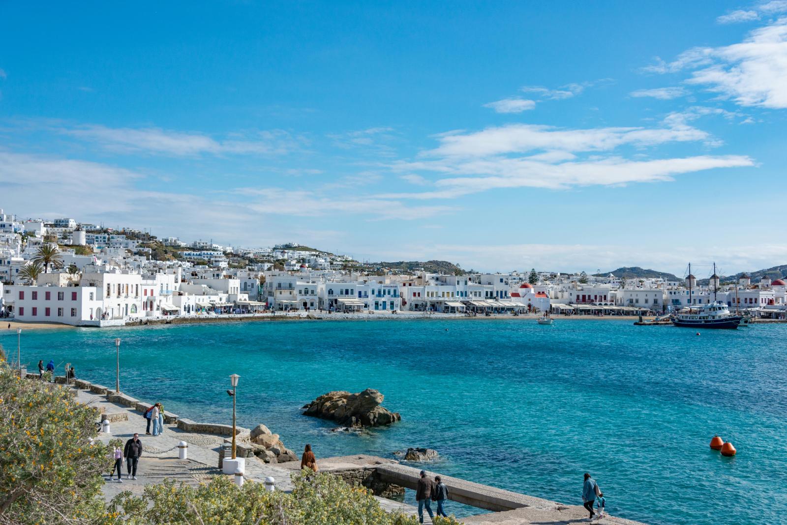 Mykonos Urlaub mit Hafen weißen Häusern und türkisblauem Meer