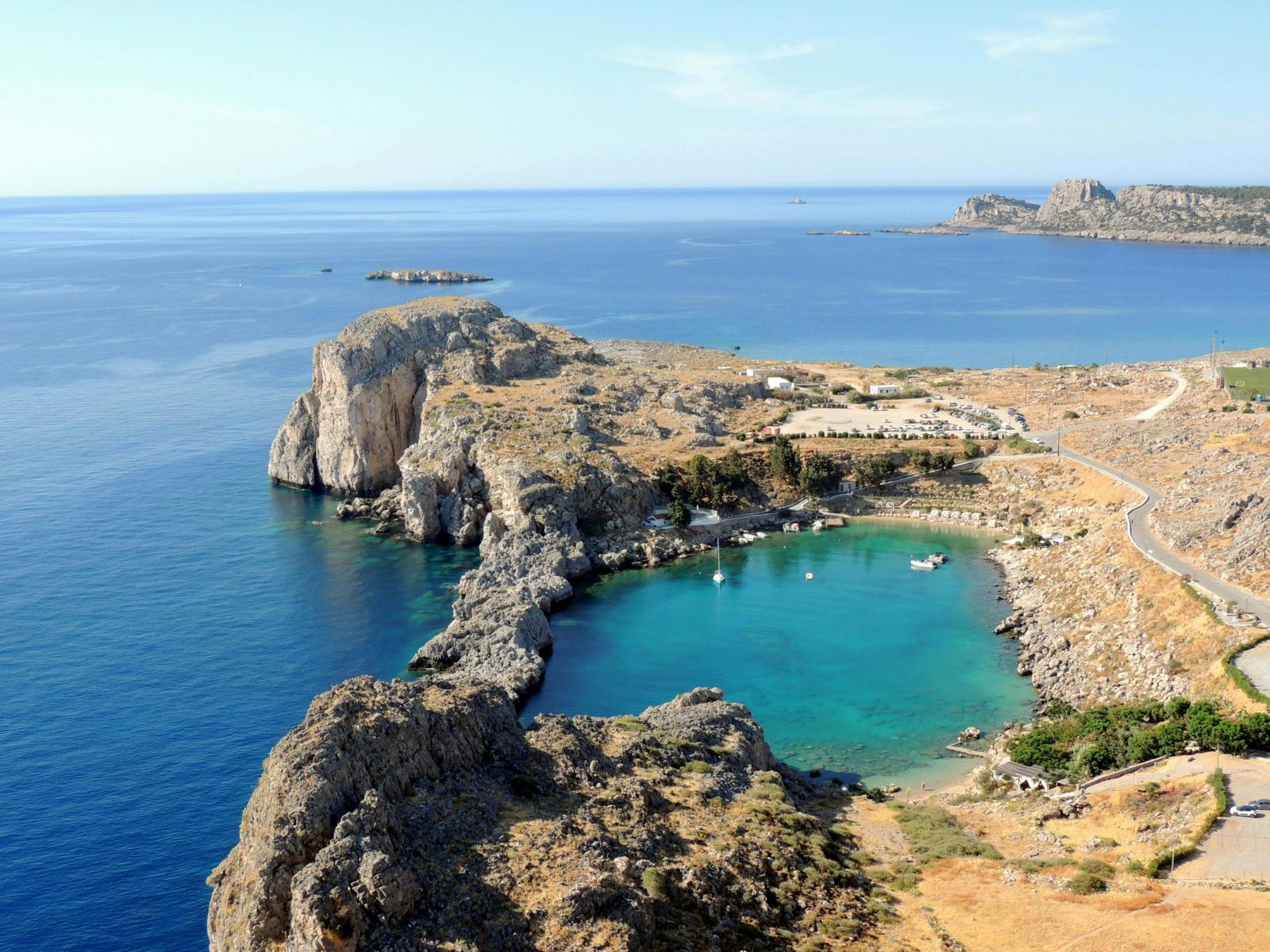 Rhodos Urlaub mit Felsenbucht und türkisblauem Meer