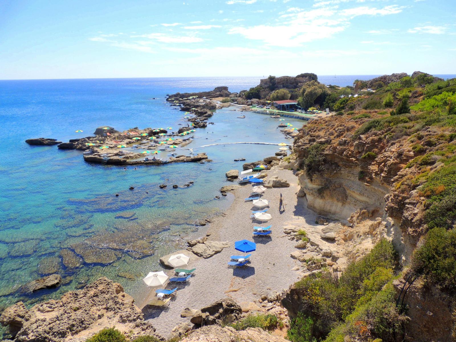 Rhodos Felsbucht mit klarem Wasser und Strand
