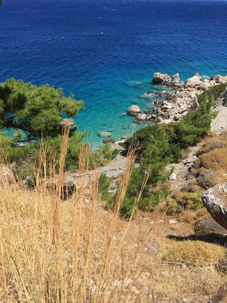 Rhodos Felsküste mit türkisblauem Wasser