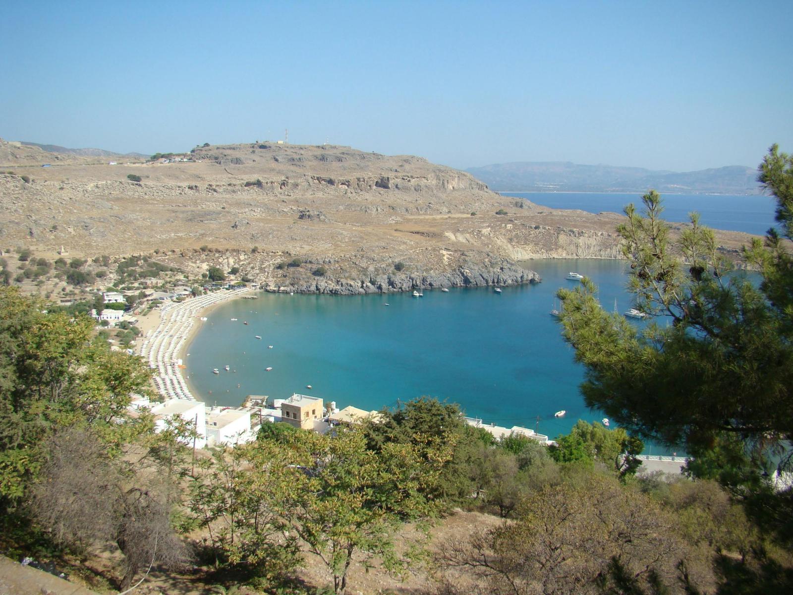 Lindos auf Rhodos mit Bucht und Akropolis