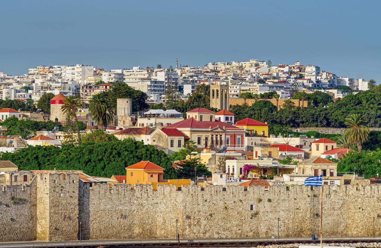 Rhodos-Stadt mit Altstadtmauer und griechischer Flagge