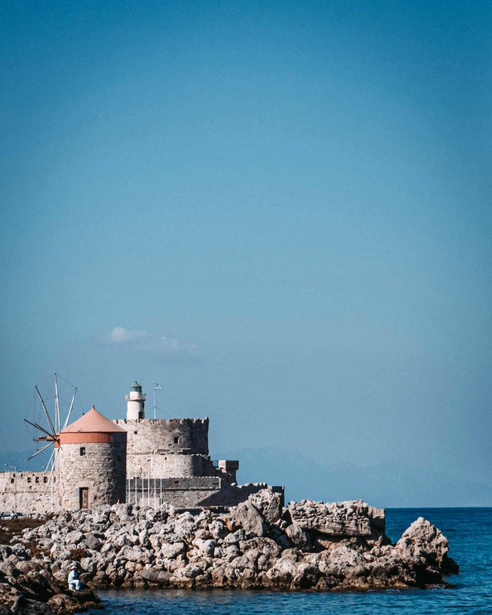 Rhodos-Stadt Mandraki-Hafen mit Festung Windmühle und Meer