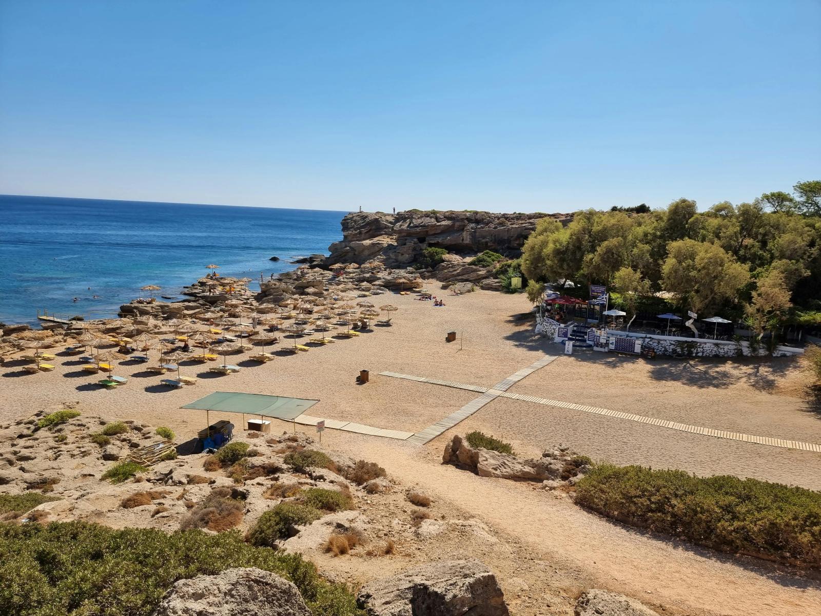 Rhodos Strandbucht mit Sonnenschirmen und klarem Meer
