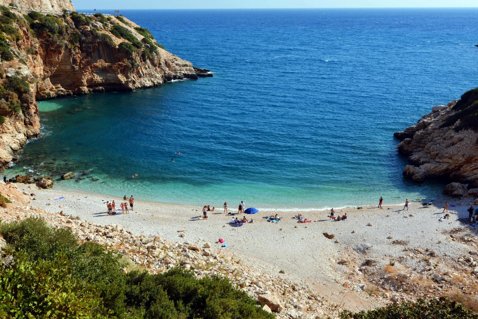 Rhodos Strandbucht mit Felsen und klarem Meer
