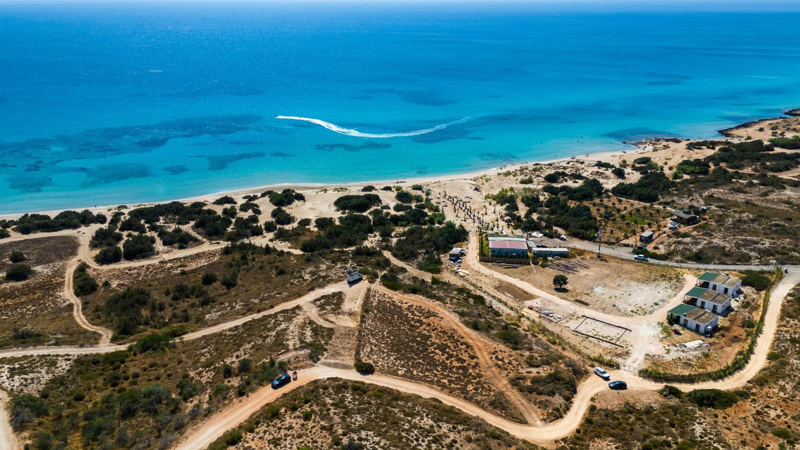 Rhodos Südküste mit weitem Strand und türkisblauem Meer aus der Luft