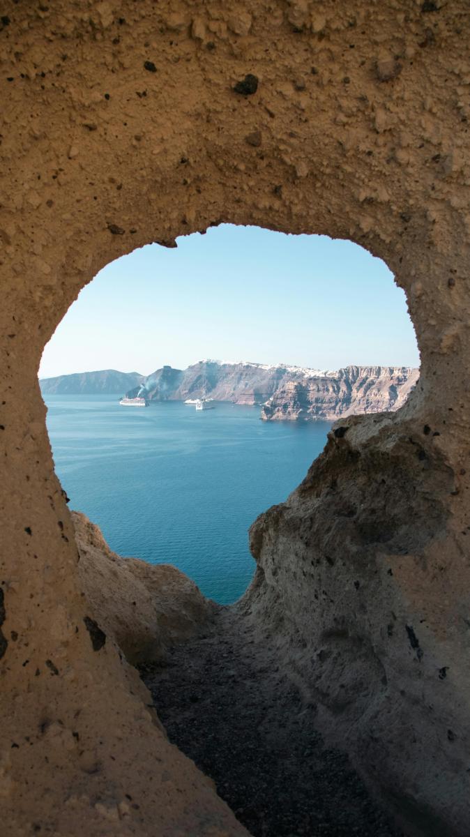 Santorin Caldera Blick durch Felsfenster auf Meer und Küste