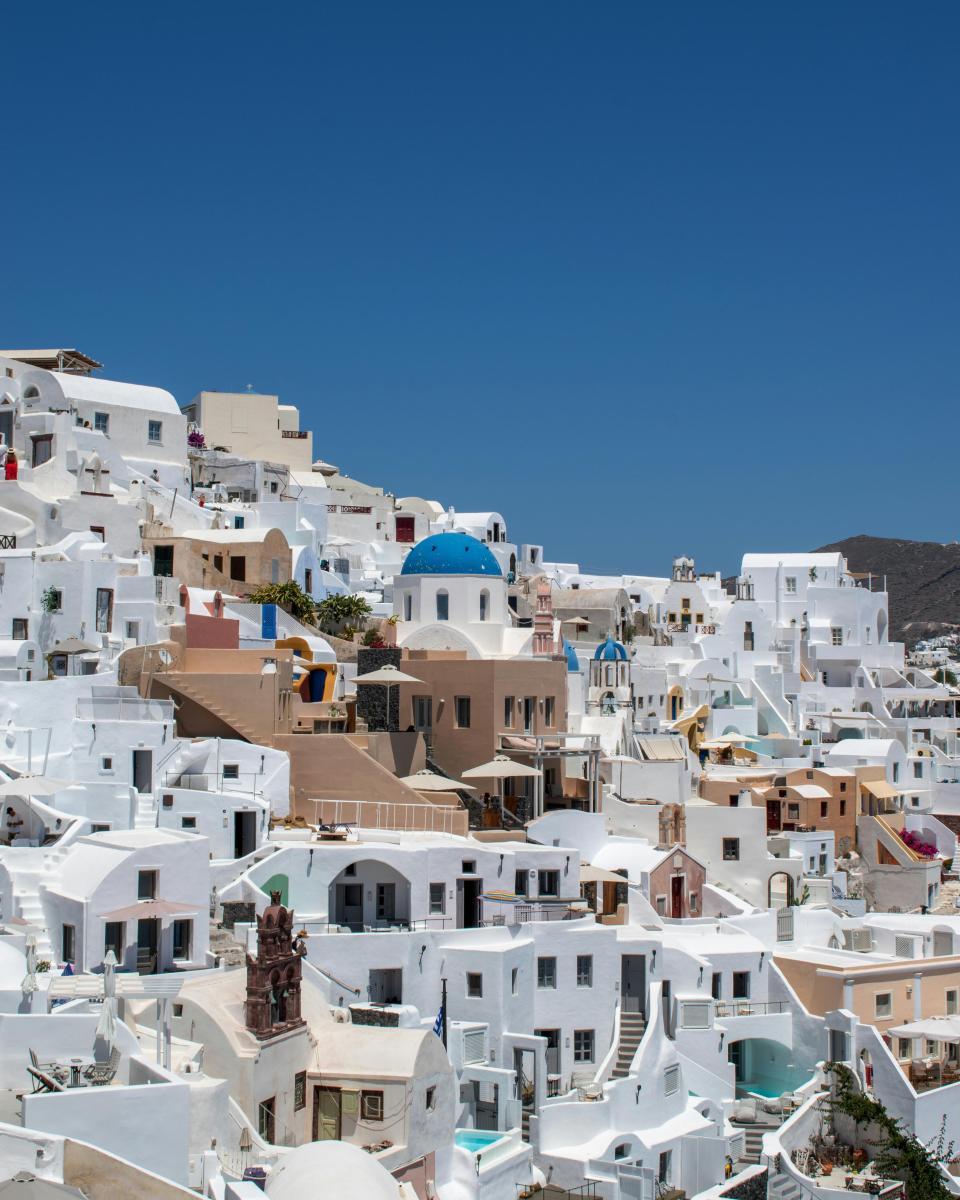 Santorin Oia mit weißen Häusern und Küste