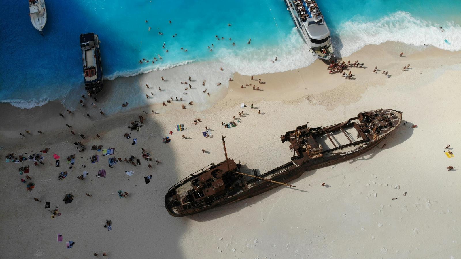 Zakynthos Navagio Shipwreck Beach Luftbild mit Schiffswrack und türkisblauem Wasser