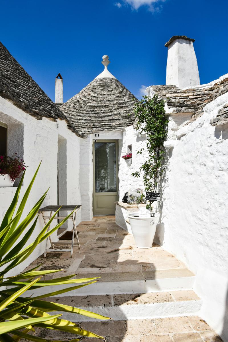 Apulien Alberobello mit weißen Trulli-Häusern