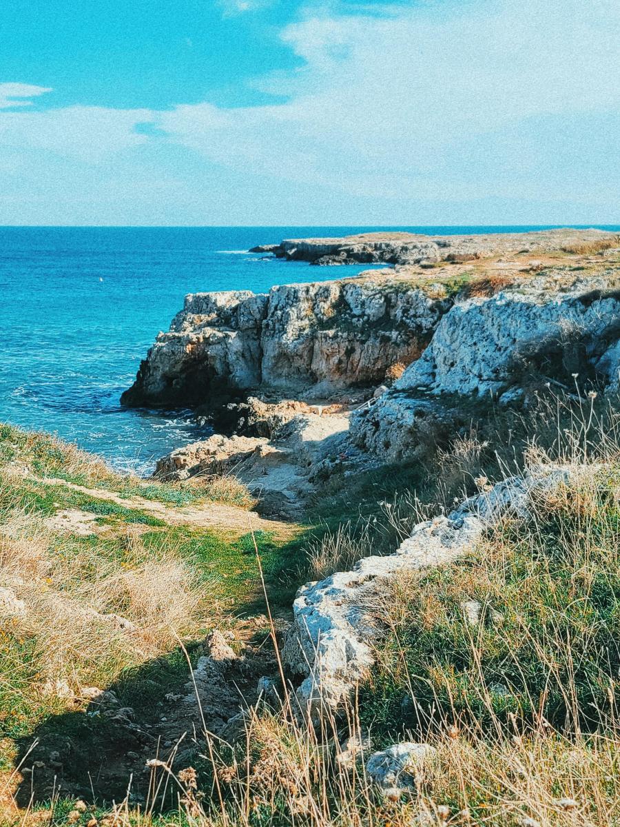 Apulien Felsküste mit Meer und Badebucht