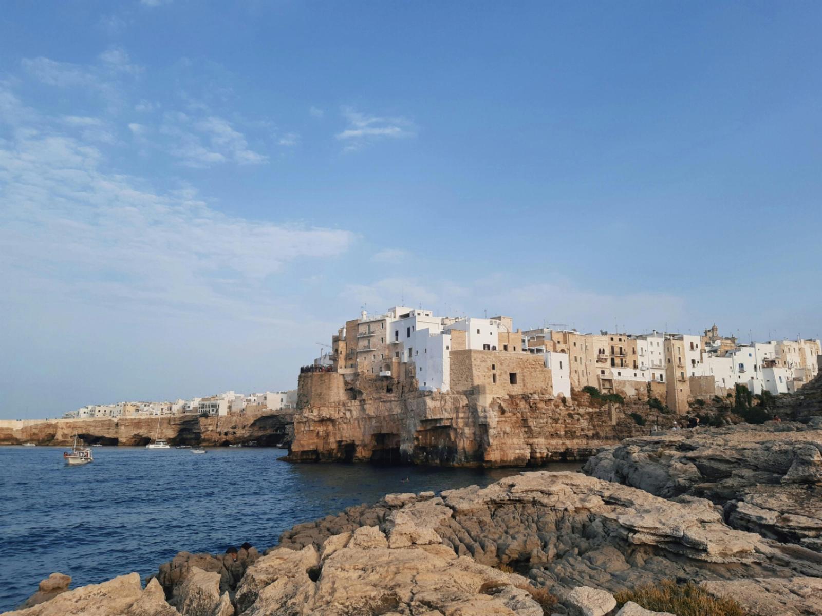Apulien Urlaub Polignano a Mare mit Felsenstadt und Meer