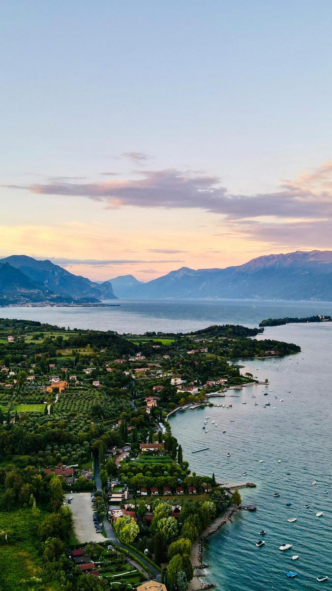 Gardasee Ort mit Segelbooten und Bergen