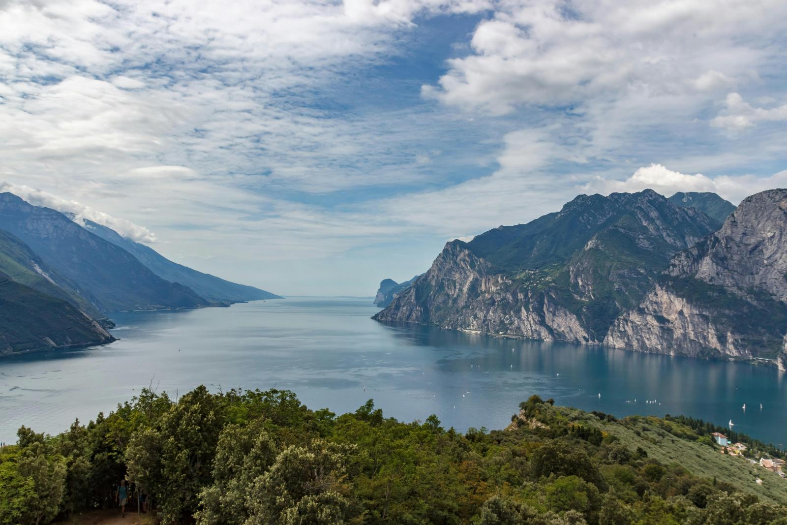 Gardasee Panorama mit See und Bergen in Norditalien