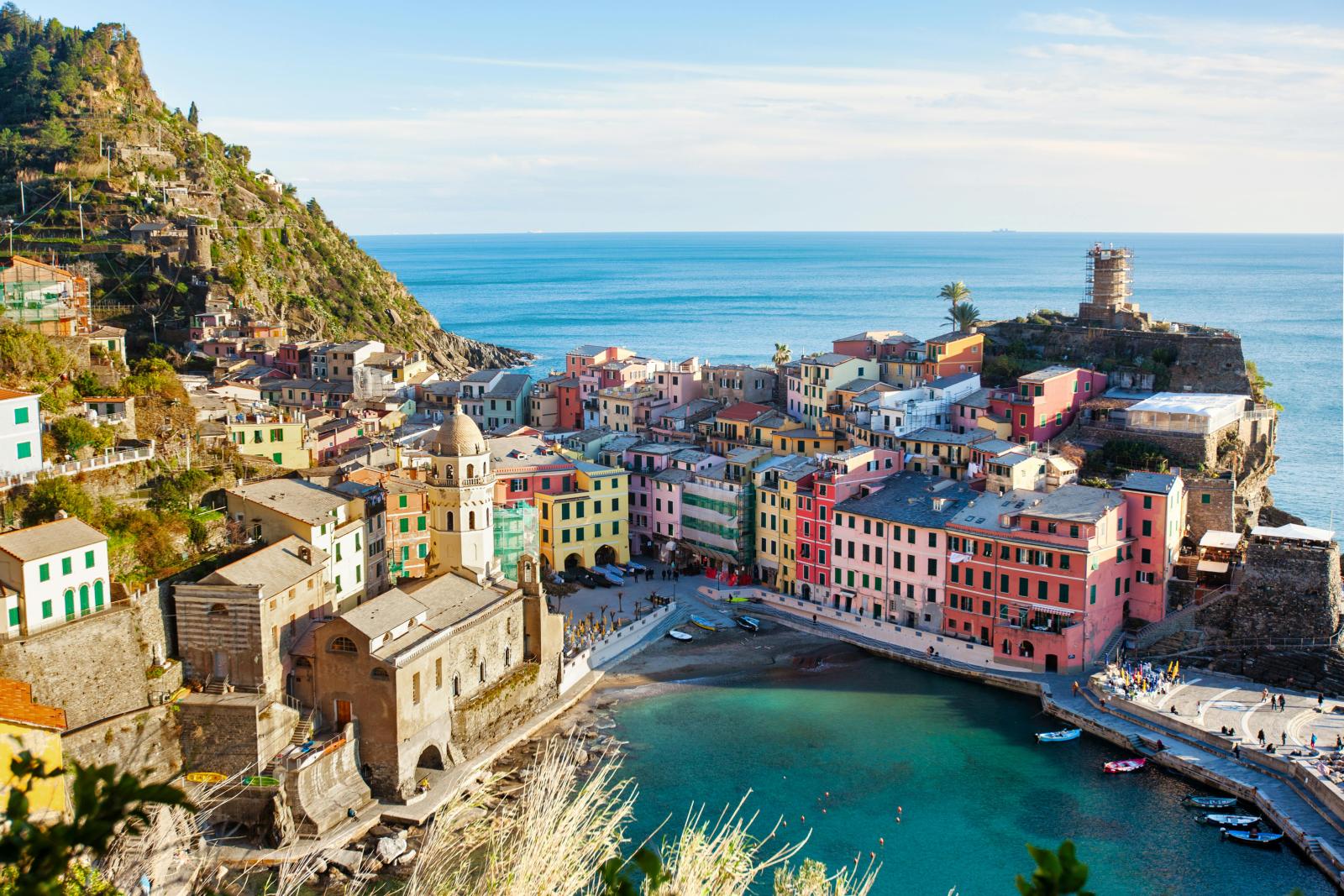 Cinque Terre Vernazza mit Küste und Meer in Italien