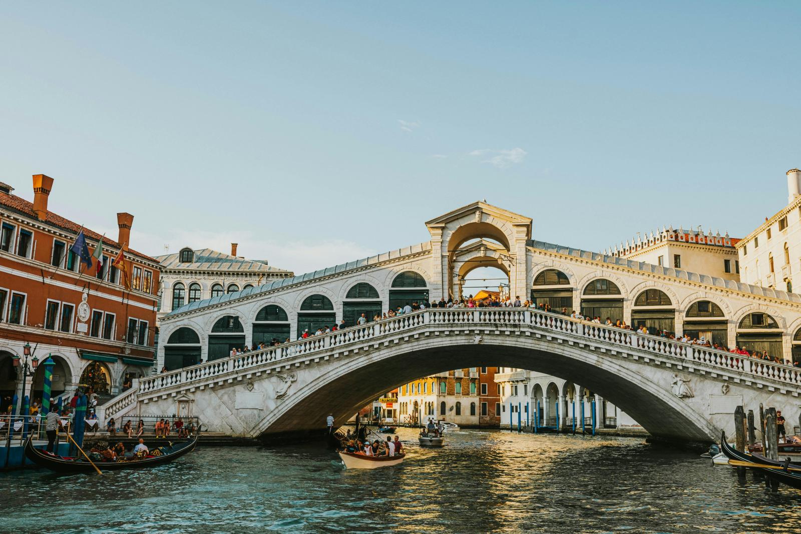 Venedig Rialtobrücke und Canal Grande in Italien