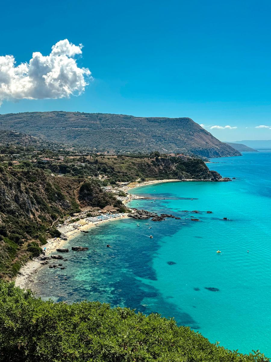 Kalabrien Küste mit Bucht und türkisblauem Meer