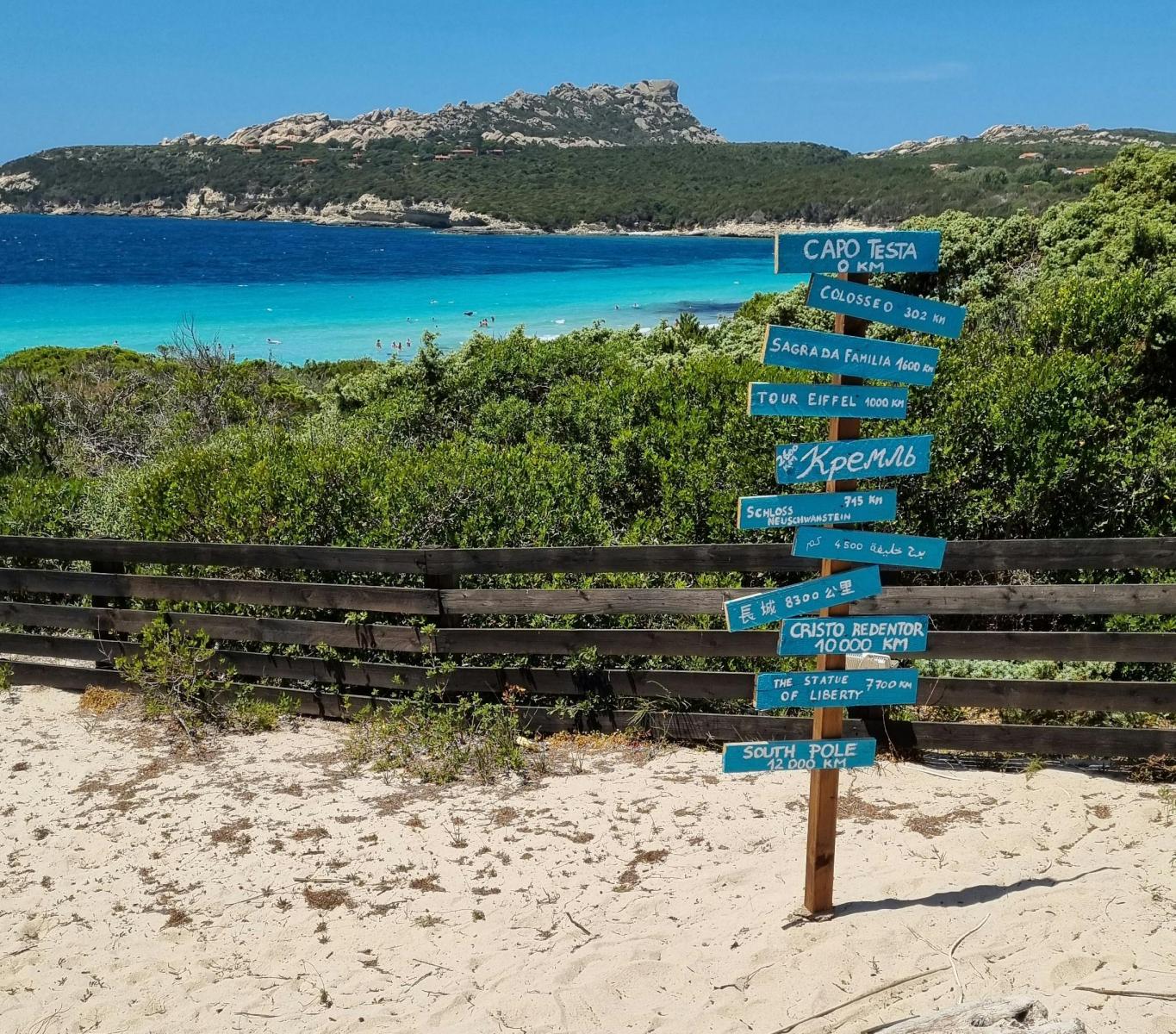 Sardinien La Maddalena Capo Testa Küste mit Wegweiser
