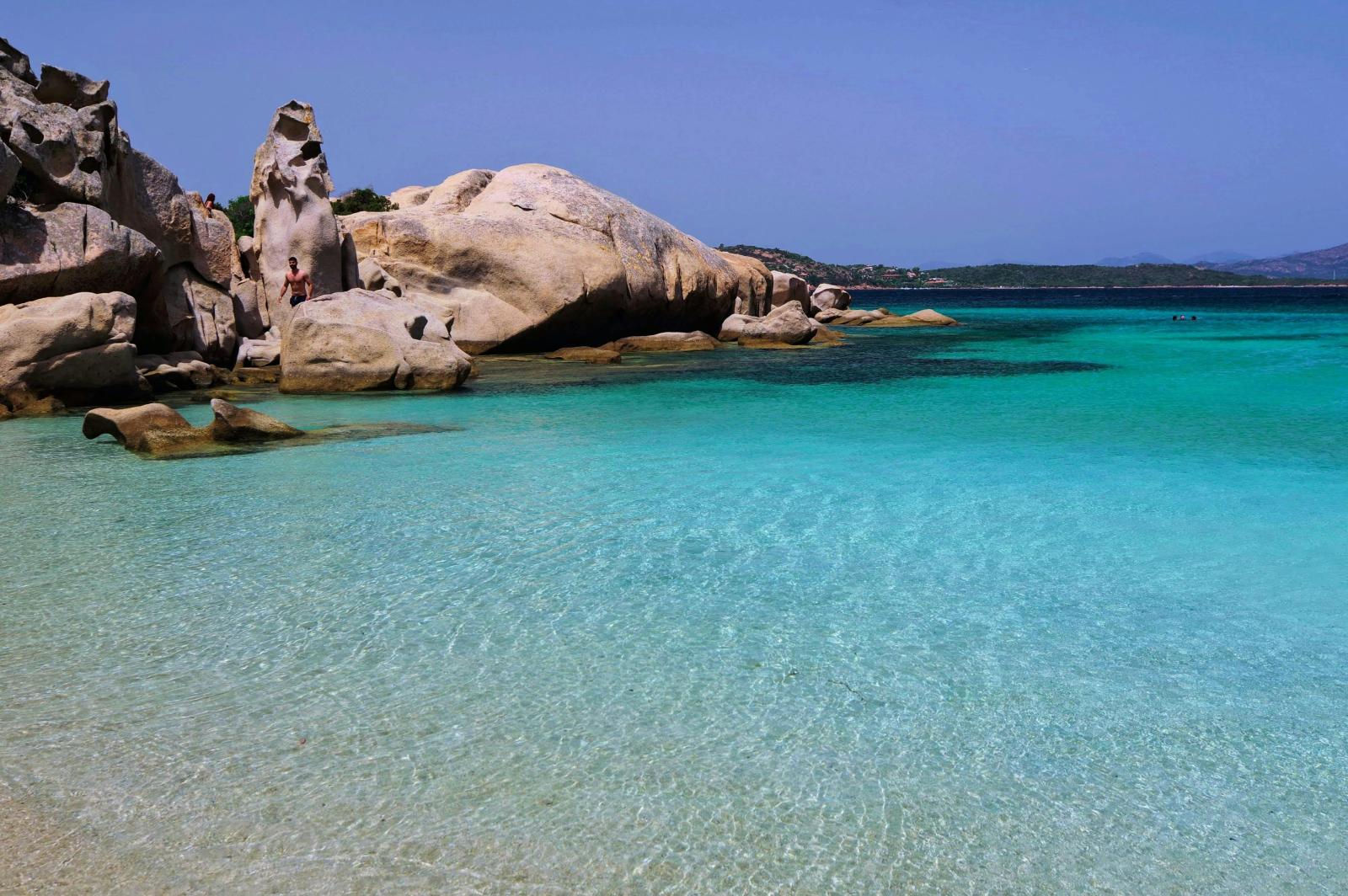 Sardinien Bucht mit Granitfelsen und klarem Wasser