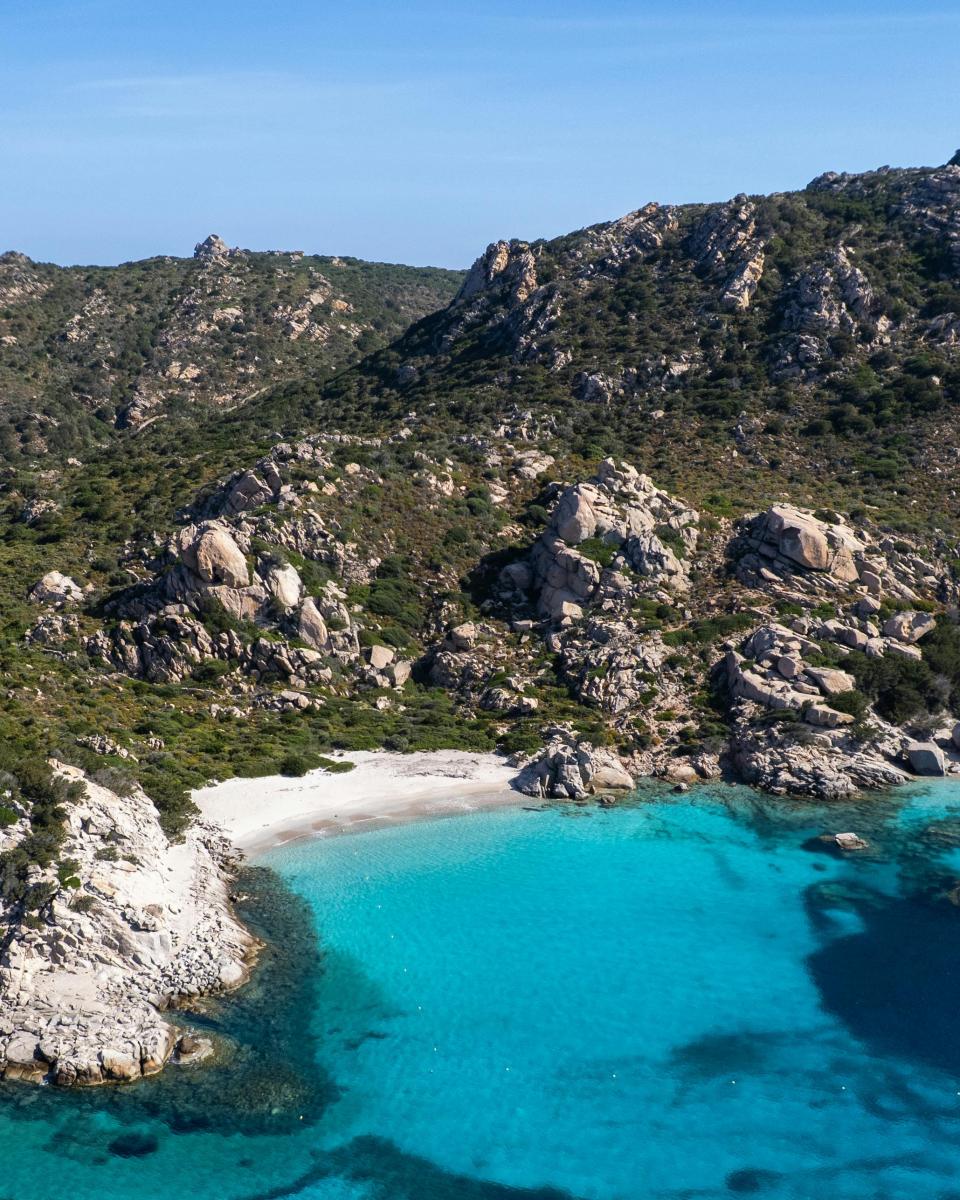 Sardinien Bucht mit türkisblauem Meer und heller Küste