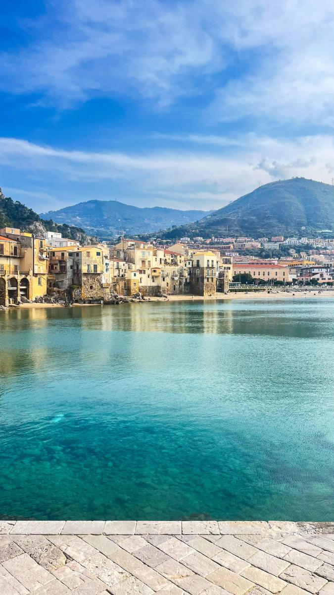 Cefalù auf Sizilien Altstadt am Meer mit türkisblauem Wasser