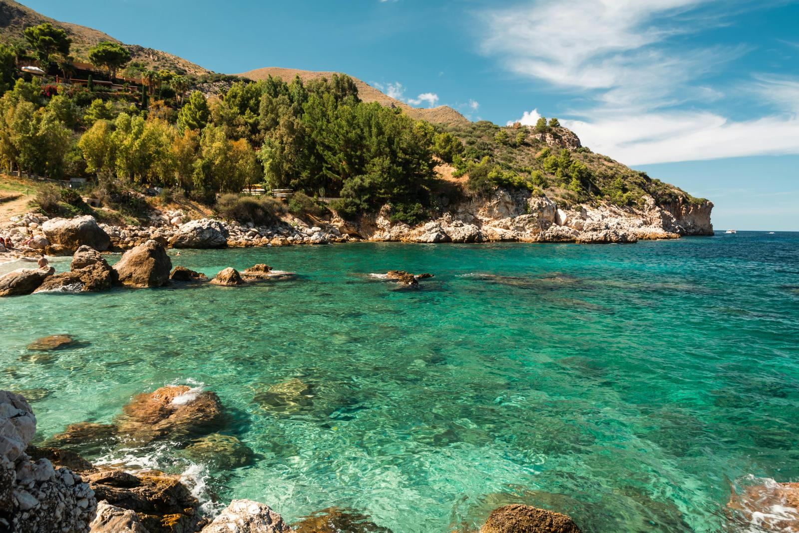 Sizilien Felsenbucht mit türkisblauem Meer
