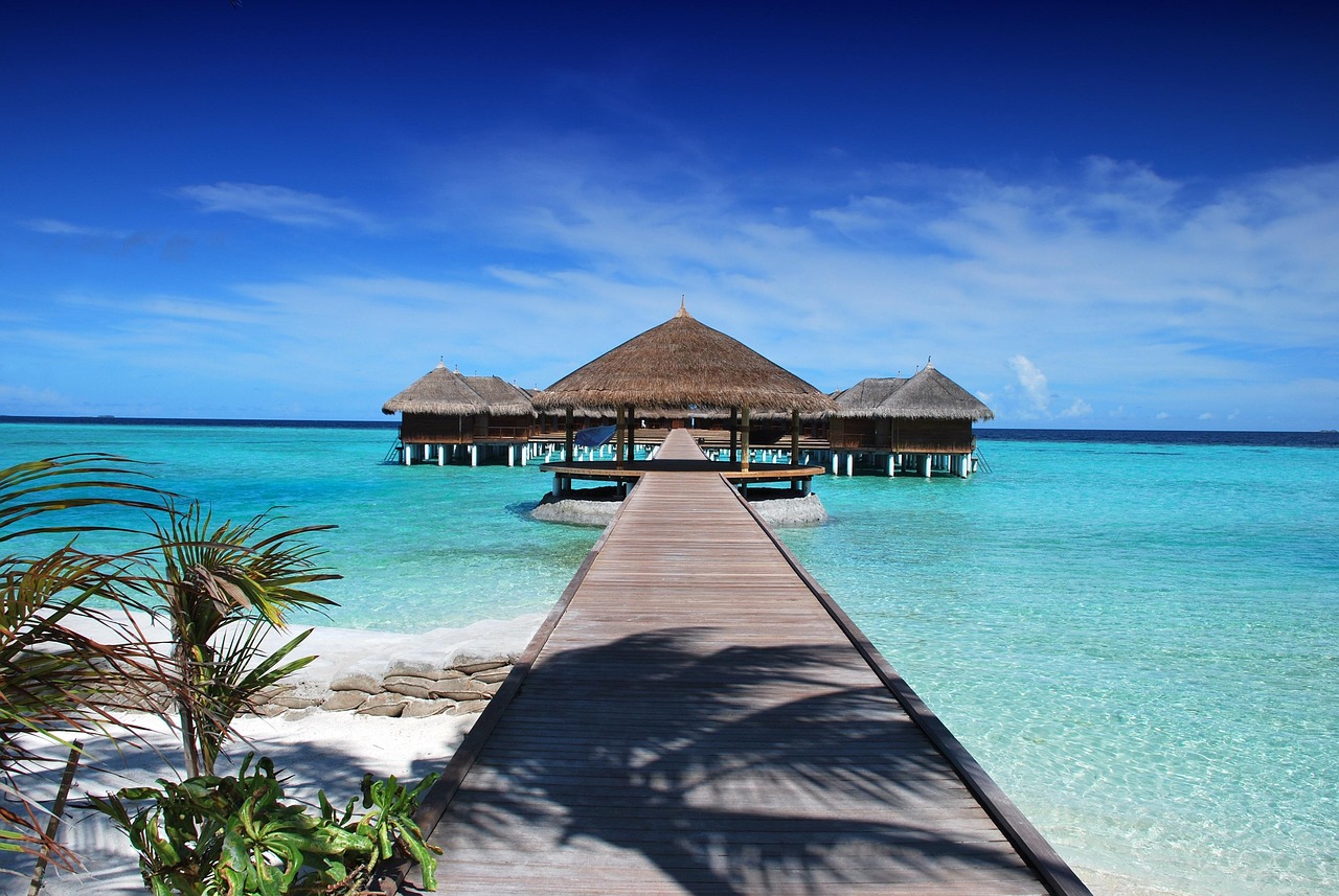 Malediven Wasserbungalows über türkisblauer Lagune