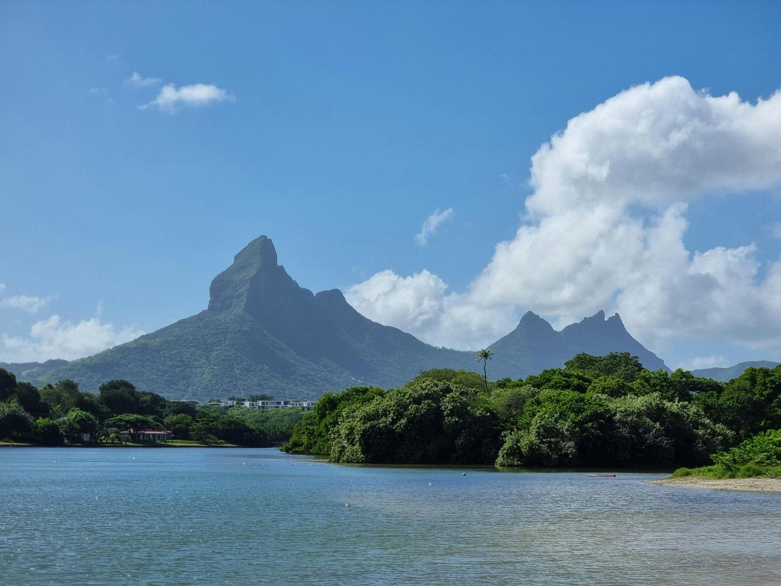 Mauritius Berge Lagune und tropische Landschaft