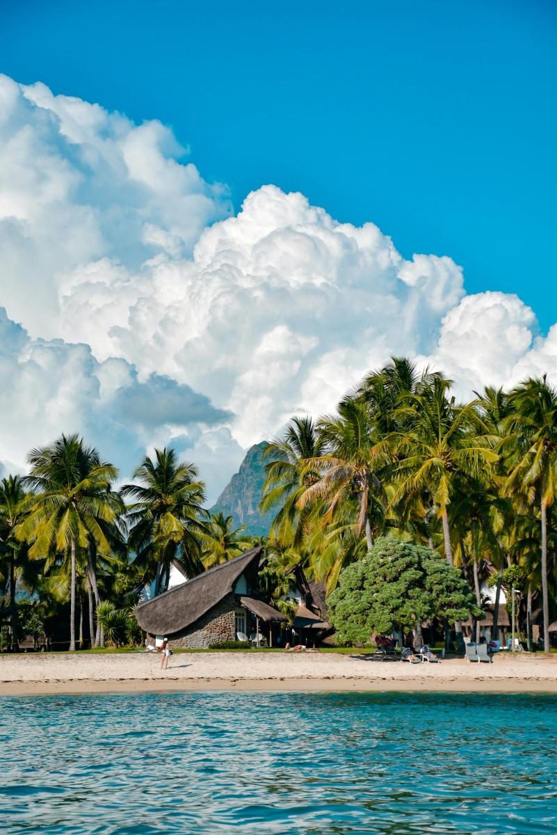 Mauritius Strand mit Palmen Resort und Meer
