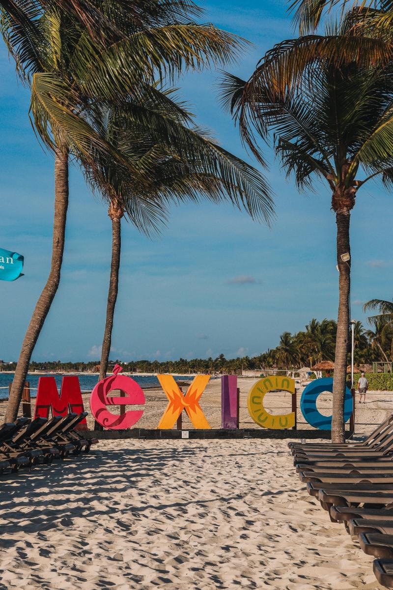 Mexiko Schriftzug am Strand mit Palmen