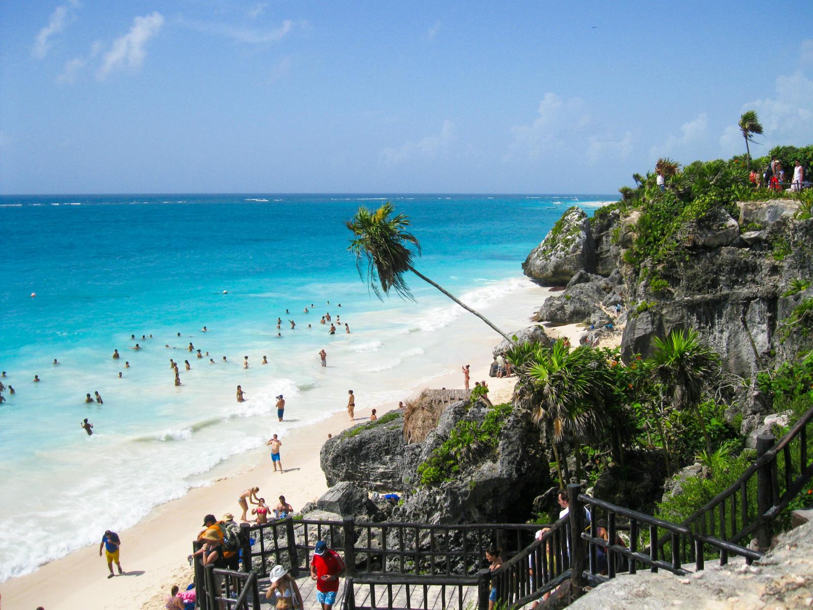 Mexiko Urlaub in Tulum mit Strand Felsen Palmen und türkisblauem Meer